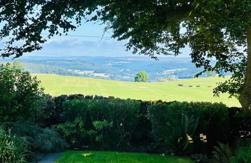Matlock Cottage | Luxury 2 Bed (Sleeps 4) Cottage overlooking Chatsworth House, Peak Distict