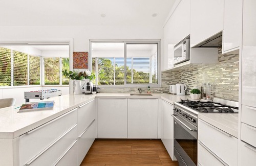 Narrabeen House | Luxury 2-Bed with Ocean Views and Garden