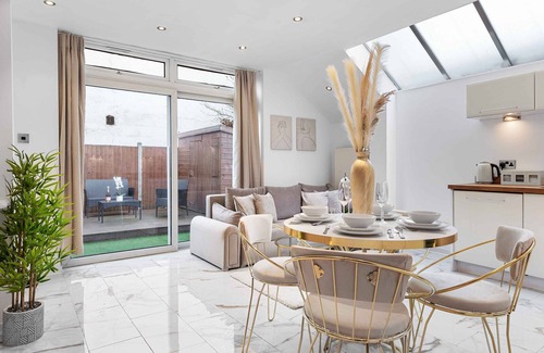 Southfield Apartment | Luxury 2 Bedroom w/Garden | 65 inch TV & Netflix