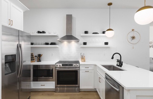 Cleveland Park House | Luxury 2 Bedroom Condo - Walk to Coffee + Restaurants