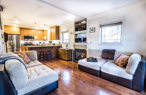 Phinney Ridge House | LUXURY 2-Bedroom Smart Townhome Quiet Ballard Area