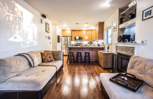 Phinney Ridge House | LUXURY 2-Bedroom Smart Townhome Quiet Ballard Area
