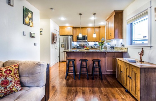 Phinney Ridge House | LUXURY 2-Bedroom Smart Townhome Quiet Ballard Area