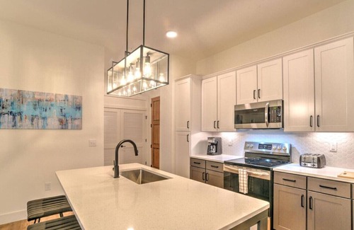 East End - Valley Street Apartment | Luxury 2 King 2 Bath Condo