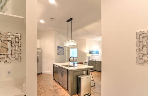 East End - Valley Street Apartment | Luxury 2 King 2 Bath Condo