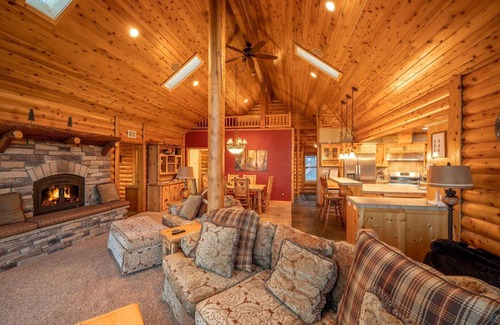 Whispering Forest Cabin | Luxury 2400 sqft Log Cabin! Panoramic views, game room, tiki bar, & Pets!