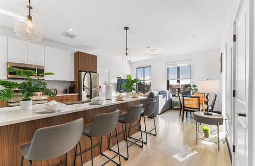 Everett Apartment | Luxury 2bd/2ba in Everett 3512