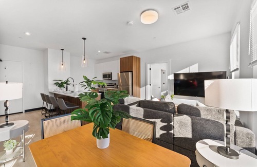Everett Apartment | Luxury 2bd/2ba in Everett 3512