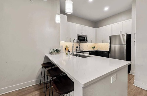Deep Ellum Apartment | Luxury 2BD | DT Deep Ellum | 4 Beds | Free Parking