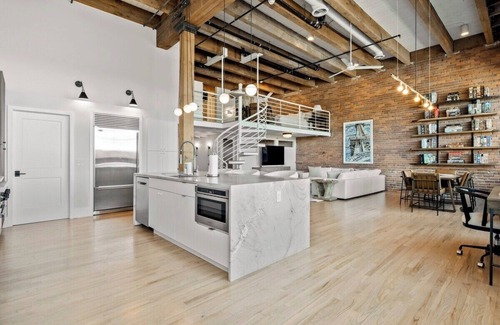 Auraria Apartment | Luxury 2BD Loft Next to Ball Arena, 30+Day, E-Bike