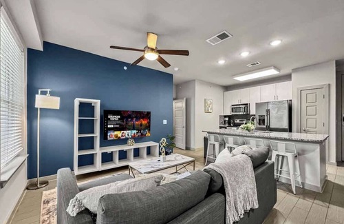 Uptown Apartment | Luxury 2BD | Uptown | Sleeps 8 | Free Parking