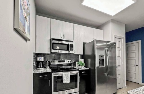Uptown Apartment | Luxury 2BD | Uptown | Sleeps 8 | Free Parking