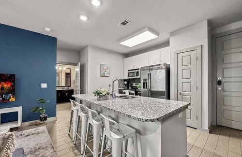 Uptown Apartment | Luxury 2BD | Uptown | Sleeps 8 | Free Parking