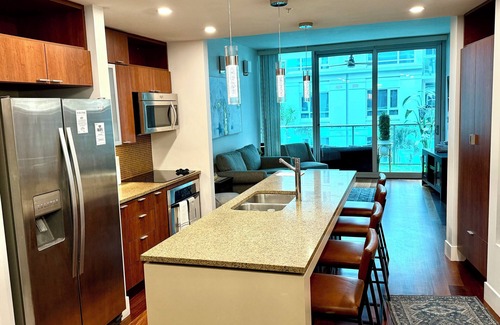 Channel District Condo | Luxury 2BR/2BA Channelside Condo- Pool, Sauna, Gym + Balcony