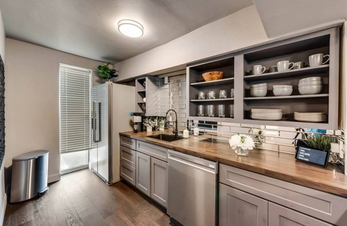 Old East Dallas Condo | Luxury 2BR/2BA condo in central Dallas featuring a private patio, designer interiors, and access to an award-winning resort courtyard with pool, jacuzzi, sauna, and lounge areas—perfect for business or leisure stays