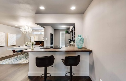 Old East Dallas Condo | Luxury 2BR/2BA condo in central Dallas featuring a private patio, designer interiors, and access to an award-winning resort courtyard with pool, jacuzzi, sauna, and lounge areas—perfect for business or leisure stays