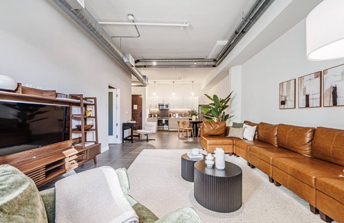 Historic Core Apartment | Luxury 2BR in DTLA w/Jacuzzi & Rooftop Views