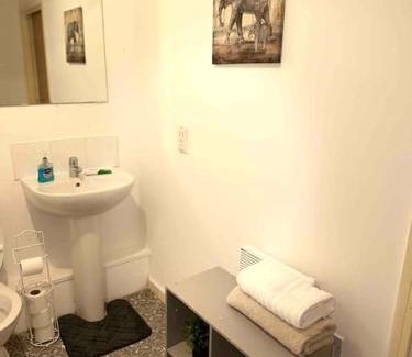 Clayton Apartment | Luxury 2BR Near MCR City and Etihad Stadium