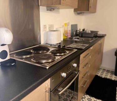Clayton Apartment | Luxury 2BR Near MCR City and Etihad Stadium