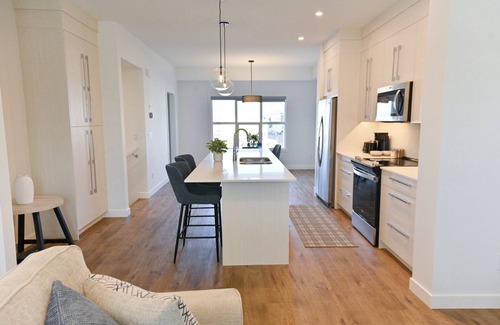 Chestermere House | LUXURY 3 BDRM 2.5 BATH TOWNHOME IN CHESTERMERE