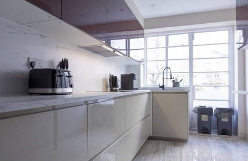 Brondesbury Park Apartment | Luxury 3-Bed Apartment in Willesden