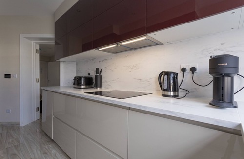 Brondesbury Park Apartment | Luxury 3-Bed Apartment in Willesden