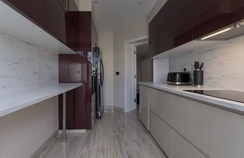 Brondesbury Park Apartment | Luxury 3-Bed Apartment in Willesden