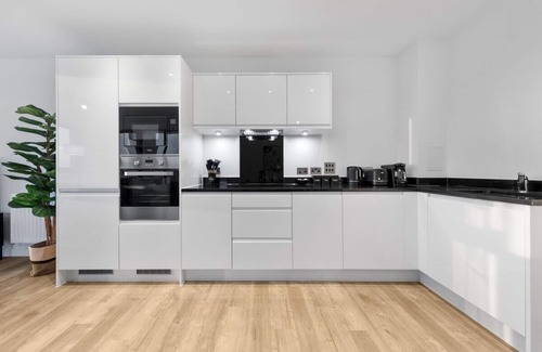 Hanger Hill Apartment | Luxury 3 bed, NorthWest London