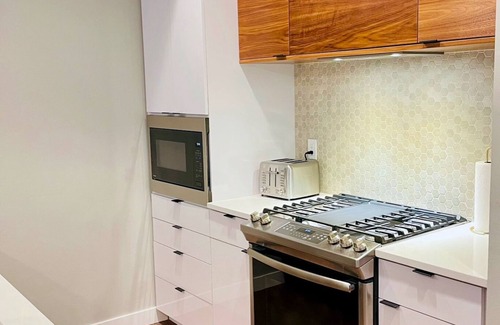 People's Freeway House | Luxury 3-Bed Townhome (82" TV, Free EV Charging)