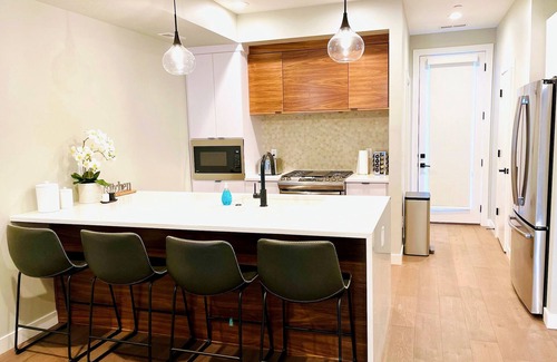 People's Freeway House | Luxury 3-Bed Townhome (82" TV, Free EV Charging)