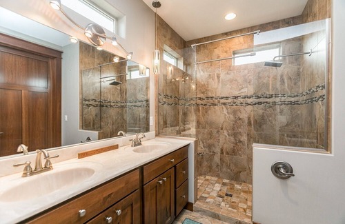 Cedar Rapids - Iowa City House | Luxury 3-Bed VRBO in Cedar Rapids, IA! Sleeps 10. Book Now!