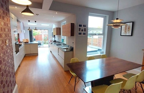 West Bridgford House | Luxury 3-bedroom Family Home With hot tub