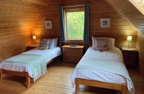 Llanbedr Cabin | Luxury 3 bedroom, 3 bathroom lodge with hot tub