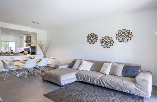 Alpouvar Apartment | ★Luxury 3 Bedroom Apartment, Pool & Garden Views, Clube Albufeira near Old Town