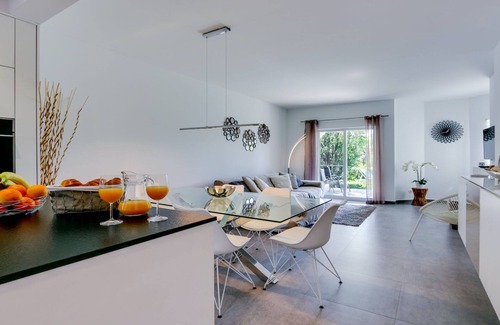 Alpouvar Apartment | ★Luxury 3 Bedroom Apartment, Pool & Garden Views, Clube Albufeira near Old Town