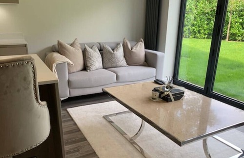 Northwich House | Luxury 3 Bedroom detached house on Private Road