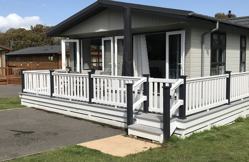 New Forest District Cabin | Luxury 3 Bedroom Lodge - Pet Friendly
