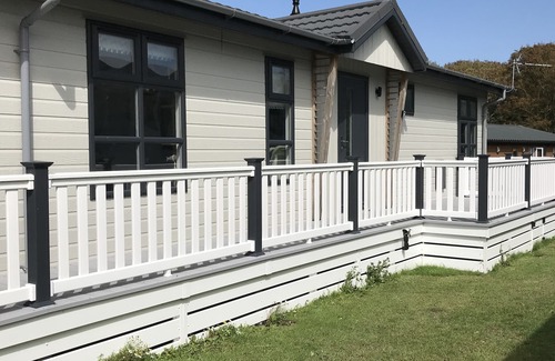 New Forest District Cabin | Luxury 3 Bedroom Lodge - Pet Friendly