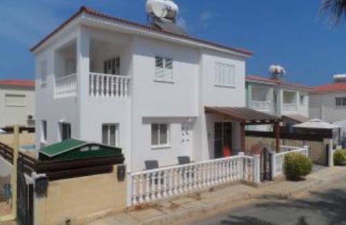 Paralimni Villa | Luxury 3 bedroom Villa set in a peaceful complex with Private Swimming Pool.