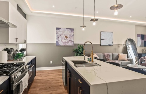 Old East Dallas House | Luxury 3BD | Rooftop Deck | Sleeps 11 | Parking
