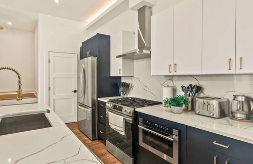 Old East Dallas House | Luxury 3BD | Rooftop Deck | Sleeps 11 | Parking