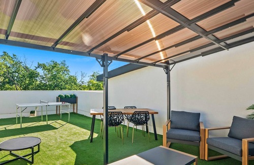 Old East Dallas House | Luxury 3BD | Rooftop Deck | Sleeps 11 | Parking