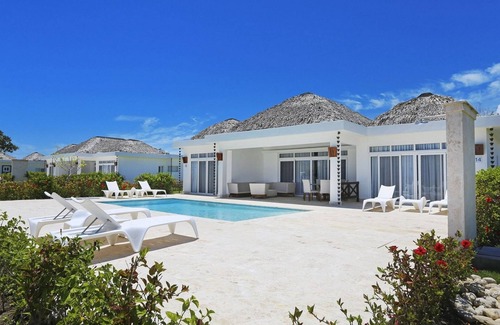 Playa Chiquita Villa | Luxury 3BD villa on sandy beach, private pool & golf cart, gym/tennis!
