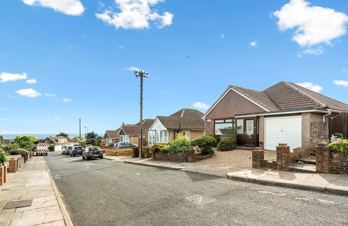 Woodingdean House | Luxury 3BR Brighton Home near South Downs, Sea Views, Pool & Free 4-Car Parking