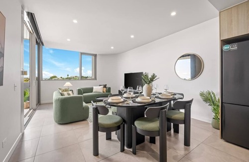 Kangaroo Point Apartment | Luxury 3BR | Gabba, Pool & Gym