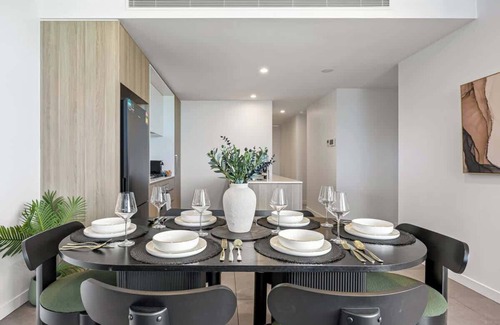 Kangaroo Point Apartment | Luxury 3BR | Gabba, Pool & Gym
