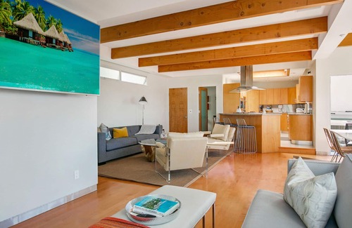 The Strand House | Luxury 3BR Home - Incredible Location & Stunning Views - 1 Block from Beach