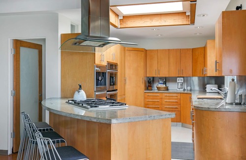 The Strand House | Luxury 3BR Home - Incredible Location & Stunning Views - 1 Block from Beach