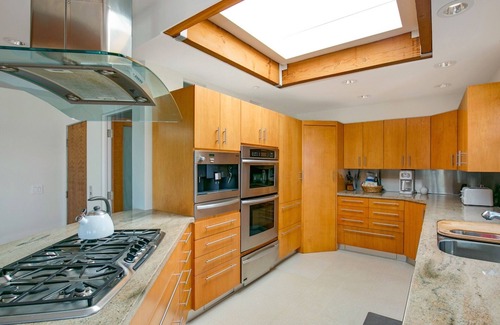 The Strand House | Luxury 3BR Home - Incredible Location & Stunning Views - 1 Block from Beach