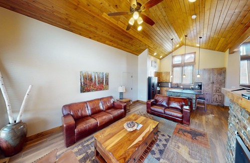 Estes Park House | Luxury 4 bed condo, RMNP Views, walk downtown #296
